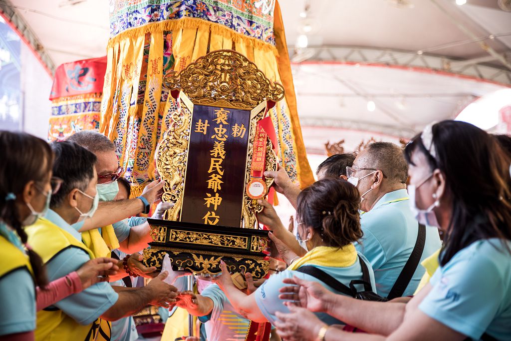鄉親恭迎義民爺上神龕