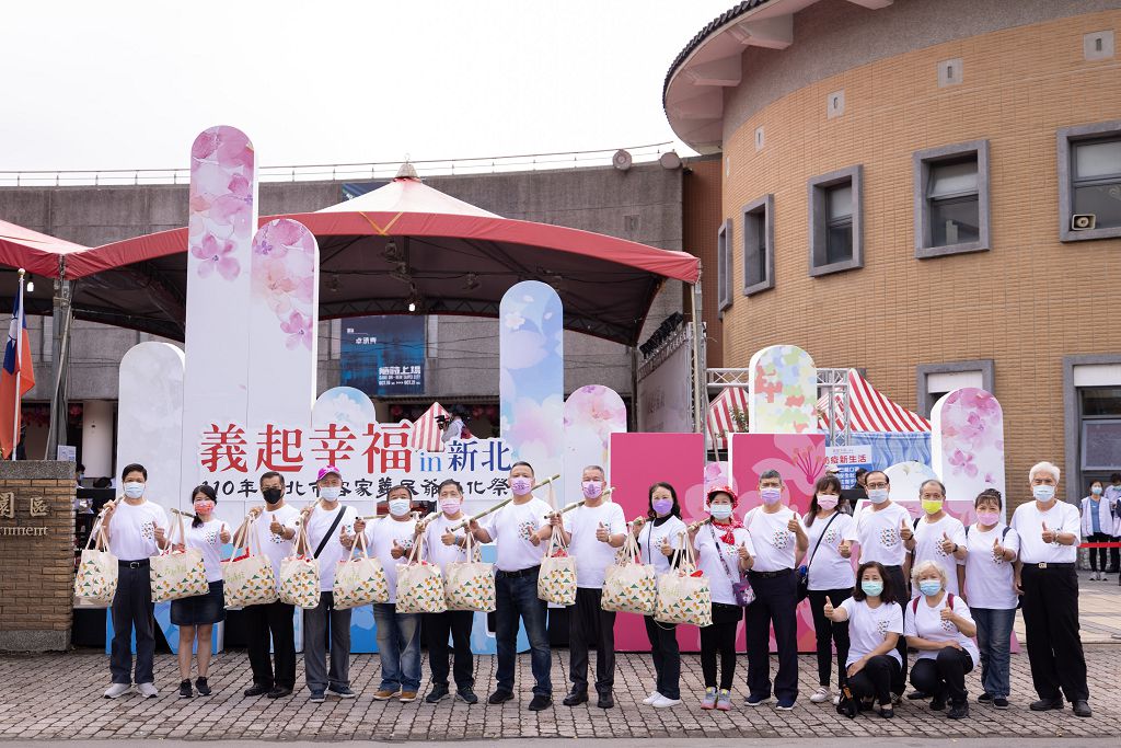 鄉親挑擔與客家園區合影