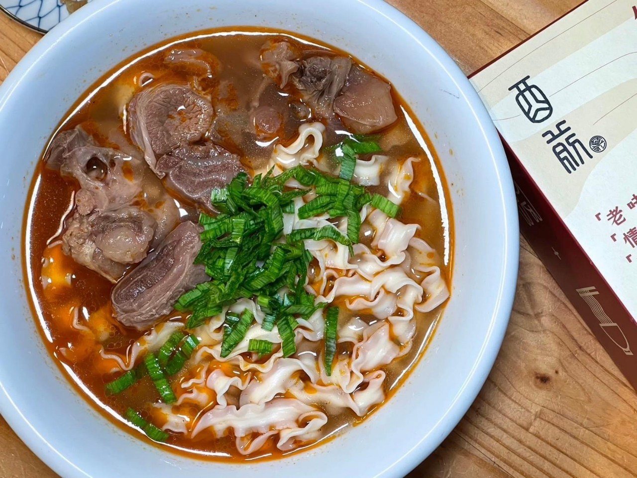 酉前嚴選以滋味濃郁鮮甜的紅燒牛肉湯頭，搭配著嫩軟多汁的牛肉塊，口感誘人
