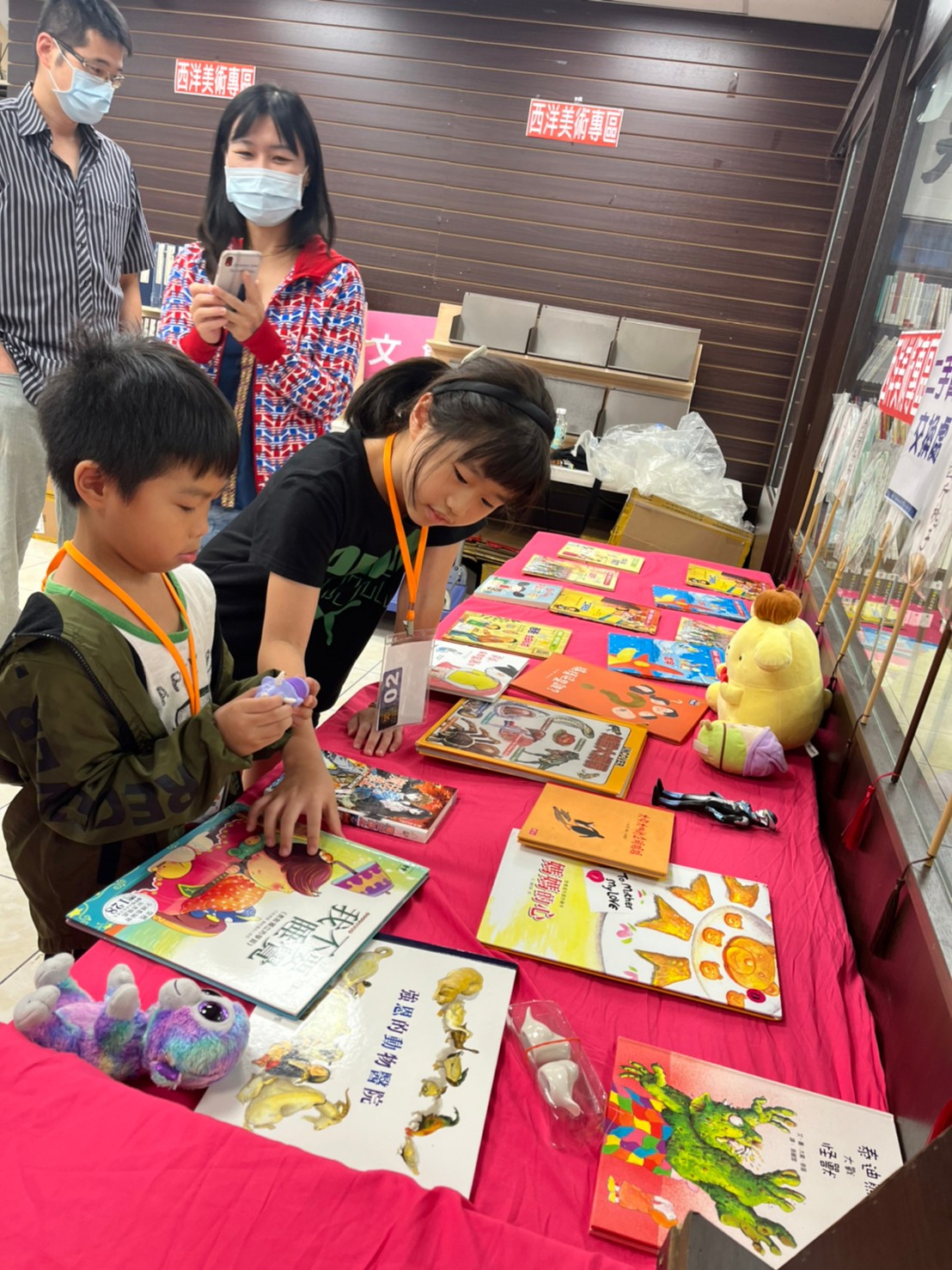 重南書街辦理「二手寶貝交換趣」，鼓勵小朋友將家中的繪本、玩具拿到會場跟其他小朋 0