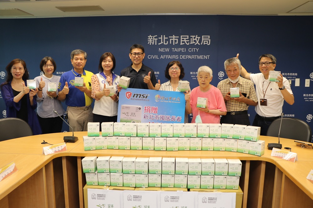 陳儀君議員（左3）媒合微星科技經理許志宏（左4）捐1萬份翡翠樹蛙茶包