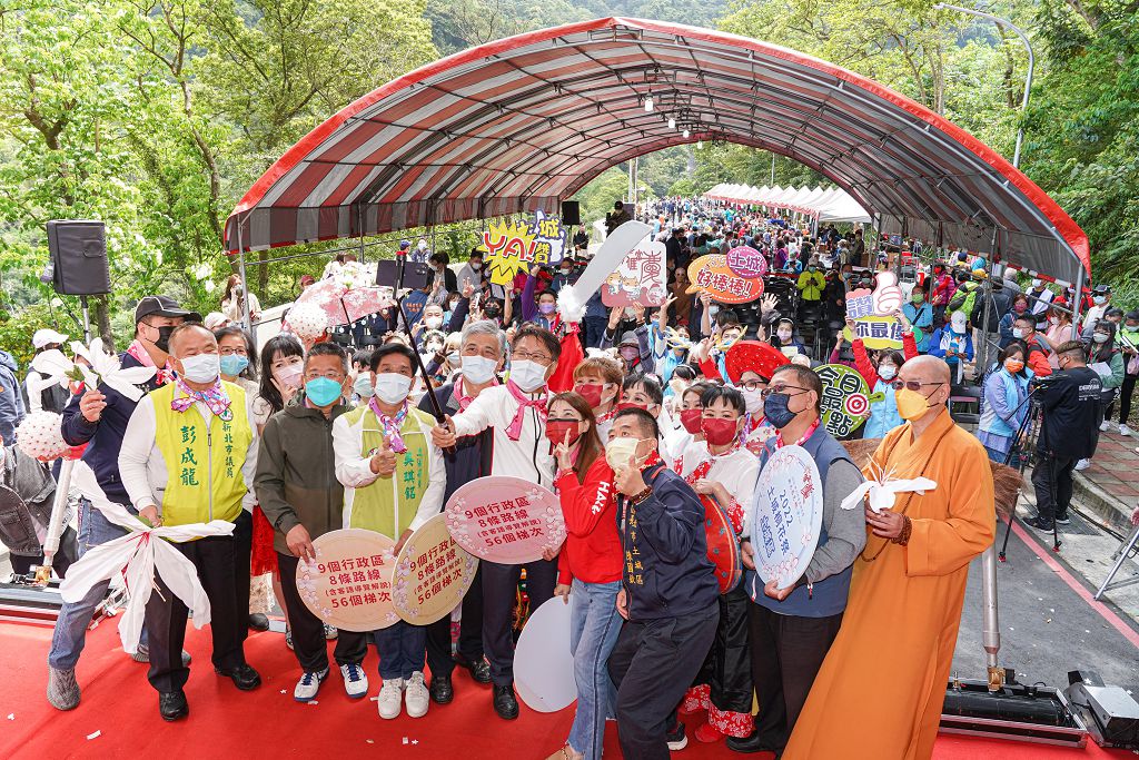 陳純敬副市長(第一排右三)與民眾自拍合照