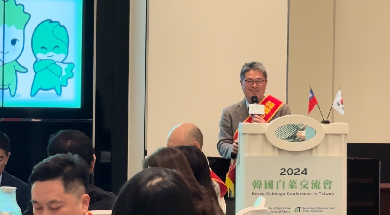 韓國白菜輸出協議會康溶芳長官（kang, Yong Bang）與台灣貿易業者交流心得。