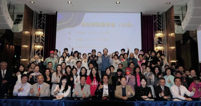 黃金扶輪社易知學院感恩晚宴大合照。(記者張艷君攝)