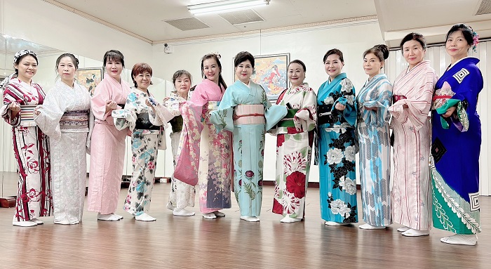 黃雪芳與日本前輩合影左藤間秀扇中黃雪芳右藤間琇瀧照片提供集芳藝術舞踊
